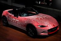 「ロードスター」は2016年4月に累計生産100万台を達成。100万台目の個体は世界各地を巡回し、ボディーにはびっしりとファンのサインが書き込まれた。