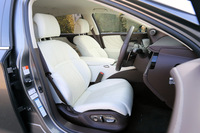 シートはセミアニリン仕上げの本革製。「バージョンL」に用意される5種の内装色のうち、テスト車に使用さるホワイトのみ、“アートウッド”の装飾パネルとの組み合わせで17万2800円の有償オプションとなっている。