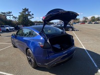 大人4人がゆったりと乗れ、荷物もしっかり積める。快適性や実用性の高さでも「モデル3」に死角はない。トランクの開き方も、実にダイナミックでカッコイイ。