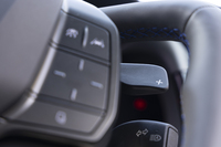 シフトパドルはこんなにもコンパクト。ワイパーやウインカーのレバーと近いので、ワインディングロードなどで慌てて操作するとウオッシャー液が噴き出してきたり、パッシングしてしまったりすることがある。