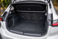 荷室容量は470リッターで、後席の背もたれを前方に倒すと荷室容量を最大1455リッターに拡大できる。床下には深さのあるサブトランクも用意されている。