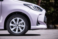 「ヤリス ハイブリッドG」の標準タイヤサイズは175/70R14だが、試乗車にはオプションの185/60R15タイヤ＆15×6Jアルミホイールが装着されていた。ホイールベースは先代「ヴィッツ」比で40mm延長されている。FF車のサスペンションはフロントがマクファーソン式、リアがトーションビーム式となる。