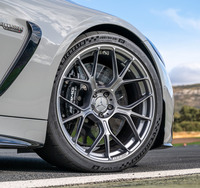 タイヤ＆ホイールはフロントが295/30ZR21でリアが305/30ZR21。サーキットテストゆえに試乗車は無償オプションの「ミシュラン・パイロットスポーツ カップ2 R」を履いていた。