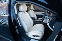 ダイヤモンドキルト入りの表皮は純白という言葉がふさわしい。さりげないパイピングが効いている。