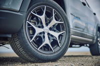 力強い、凝ったデザインの18インチアルミホイール。季節や路面状況にかかわらず常に高いトラクション性能が得られるマッド＆スノータイヤが組み合わされる。