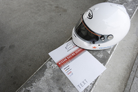 ビギナーコース参加者に配られたテキスト。レースのルールやマナーの他、タイヤの使い方、ステア特性など、運転のコツも併記されている。さらにサーキット別の攻略法と、ロガーデータサンプルまで載っている。