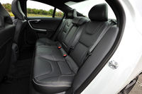 リアシートは60：40可倒式。シートのほか、ドアトリム、フロントアームレスト、ステアリングなどにも、明るい色のステッチが施される。