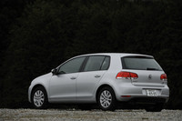 ボディーカラーはブラック、シルバー、ホワイト、レッド、ブルーの5色が用意される。