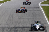 カナダではパワフルなメルセデス・ユニットを載せるウィリアムズの健闘が光ったが、うまくリザルトに結びつけられず。フェリッペ・マッサ（写真前）は予選5位、決勝では一時トップを走るほどの活躍を見せたが、4位を狙っていたゴール目前にセルジオ・ペレスと接触、クラッシュし12位完走扱い。クラッシュの責任はペレスにあったとして、フォースインディアのドライバーには次戦5グリッド降格のペナルティーが課される。ウィリアムズのもう一台、バルテリ・ボッタスは7位完走。（Photo=Williams）
    