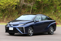 トヨタの新型燃料電池車「ミライ」。市販モデルの発表は2014年11月18日だが、同年6月にはすでに概要が公開されていた。
    