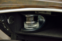 こちらは、グラブボックス内に備わる「パフュームアトマイザー」。香水のカートリッジ（写真）の芳香が車内を満たす。