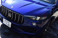 縦方向のグリルバーや“切れ長”な意匠のヘッドランプなど、「レヴァンテ」のデザインにはコンセプトカー「アルフィエーリ」の影響が見て取れる。