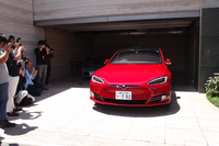 この日は、多くの報道陣を前にリモート駐車の実演が行われた。前進・後進時には、障害物を避けたり、車両の向きを整えたりする程度の操舵（そうだ）は行われるものの、90度向きを変えて駐車することなどは、現時点ではできない。