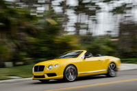 コンバーチブルモデルの動力性能は0-100km/hが4.7秒で最高速は308km/h。試乗車のボディーカラーは新色の「モナコ・イエロー」。