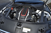 520psを生み出す4リッターV8ツインターボエンジン。4気筒を自動的に停止させる気筒休止機構（シリンダーオンデマンド）が備わる。