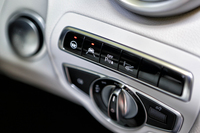 運転席の右側前方には、運転支援システムのon/offスイッチが並ぶ。
    