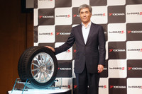 「これがヨコハマの最高性能です」
横浜ゴムの野地彦旬社長（写真）も新商品を前に自信たっぷり。