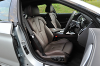 運転席と助手席には、メモリー機能付きの電動調整機構やシートヒーターなどの快適装備を標準で採用している。