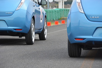 奥の車両のタイヤが次世代低燃費タイヤ「オロジック」。手前の「エコピアEX20」と比べると、細さが際立つ。