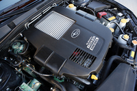 ボクサーディーゼルのターボユニットは、排ガス浄化装置に直付け。さらに低重心化を図るべく、エンジン下部に配される。