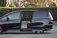 リアドアは従来のヒンジ式をやめ、新たにスライド式を採用。「オデッセイ」がリアスライドドアを採用するのは、1994年の誕生以来、今回が初のこととなる。
    