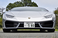 ノーズの左右に位置するエアインテークが、「LP610-4」より大きくなっている。この変更により、車両の表情が少なからず変わった。