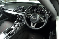 インテリアはベース車よりも簡素な仕立てとなる。シフトノブとパーキングブレーキレバーは本革製ではなく樹脂製に、またスイッチ類のないシンプルなステアリングホイールが装着される。