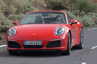 「911カレラ カブリオレ」（7AT）の動力性能は0-100km/h加速が4.4秒（スポーツ・プラスモード）で、最高速は290km/h。