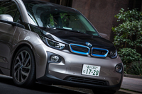 フロントのキドニーグリルは、実はダミー。フロントフードの下はトランクルームとなっており、奥には普通充電用のソケットが備わっている。
    