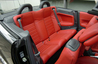 リアシートはハッチバックモデルと違い2人がけ。乗車定員は4名となる。