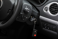 ステアリングコラムの右側には、ステアリングから手を離さずにオーディオなどの操作ができる「サテライトスイッチ」が備わる。