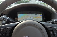 地図をメーターパネルに表示できるナビゲーションシステムは視線の移動が少なくできるので、使い勝手がいい。