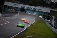 鈴鹿サーキットのメインストレートを行く。加速性能は0-100km/hが3.4秒で0-200km/hが10.1秒。