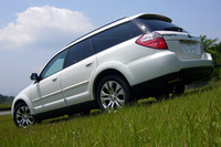 写真で違いがわかるかどうか。車高が従来より25mm低めのアウトバック「2.5XT」。