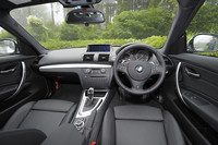 一部改良で加わった「USBオーディオインターフェイス」は、センターコンソールの中に備わる。