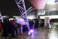 盛況の東京モーターショー。雨のなか、日が暮れてなお入場者の列が続く。