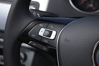 ステアリングホイールに装備される「アダプティブクルーズコントロール」の操作スイッチ。