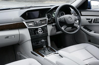 「E250 CGI ブルーエフィシェンシー ステーションワゴン」はファブリックシートが標準で、内装色は試乗車のアルパカグレーのほかブラックが選べる。