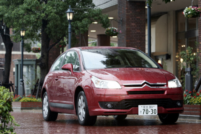 【スペック】1.6（写真左）：全長×全幅×全高＝4275×1775×1480mm／ホイールベース＝2610mm／車重＝1320kg／駆動方式＝FF／1.6リッター直4DOHC16バルブ（110ps/5800rpm、15.3kgm/4000rpm）／価格＝237万5000円（テスト車＝同じ）