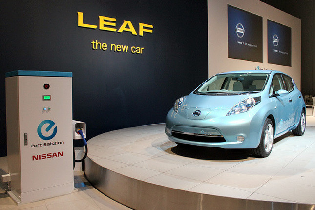 発表会場に置かれた「日産リーフ」と、その充電スタンド。