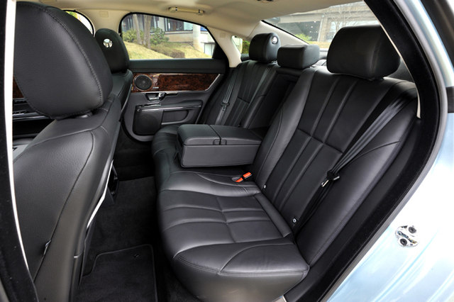 ジャガーXJ 2.0ラグジュアリー（FR/8AT）／XF 2.0プレミアム