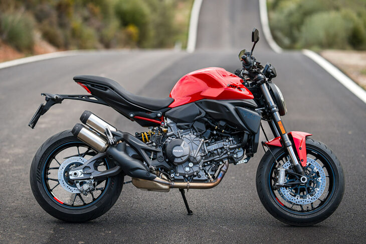 2025年10月に発表された5代目「ドゥカティ・モンスター」。V型2気筒エンジンを搭載した、シンプルで軽量なネイキッドスポーツだ。