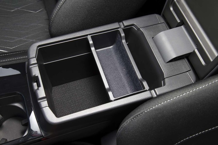 センターコンソールの小物入れスペース。中央のトレーは取り外しが可能。