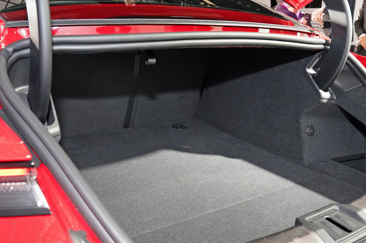 ポルシェ・タイカン ターボ（リアラゲッジスペース）