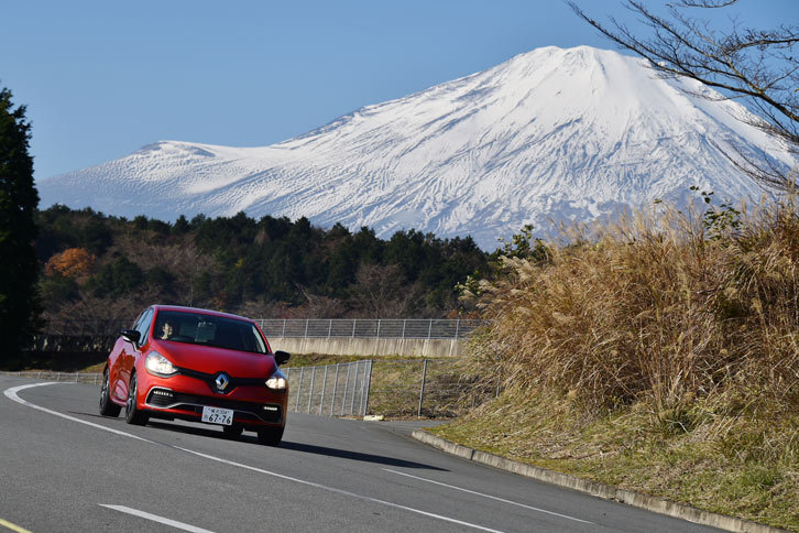 ボディーカラーは「ジョン シリウス」「ルージュフラム」「ノワール プロフォン」「ブラン グラシエ」に、ツートンカラー仕様の「ブラン ジーヴル ナクレ マット＋ノワール プロフォン」を加えた全5種類から選択できる。