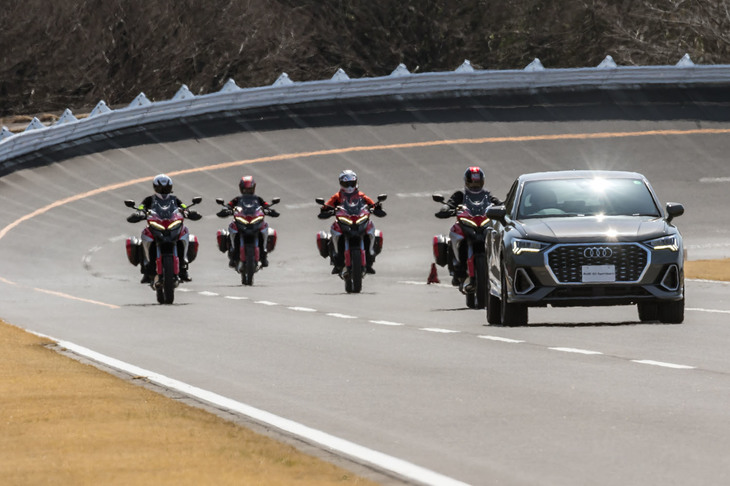 追い越しのために車線変更すると、車両はスムーズに加速を開始する。加速の仕方も、加速を始めるタイミングも実に自然だ。