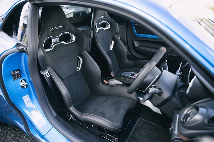 サベルト製のバケットシートは、一脚あたり13.1kgという軽さが自慢。オレンジのステッチも特徴のひとつ。