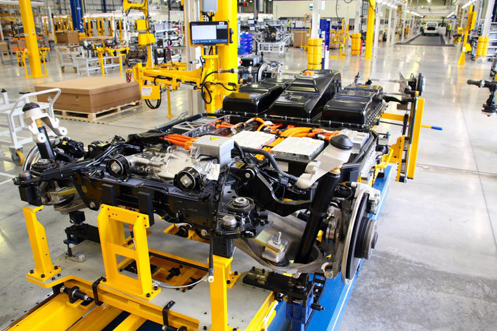 新型ロンドンタクシーのアンダーボディー。プラグインハイブリッド機構をはじめ、コンポーネンツの多くはボルボのそれと共通となっている。