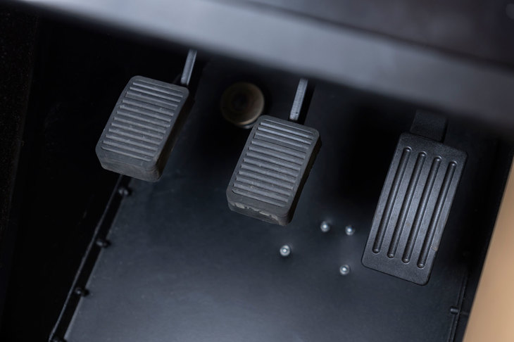 インテリアの快適性が向上した「170S」だが、足もとスペースの狭さは従来モデルと同じ。筆者はネグローニのドライブシューズを履いて取材に臨んだが、それでもブレーキング時にアクセルペダルにクツが引っ掛かった。お出かけの際はタイトなレーシングシューズが必須だ。