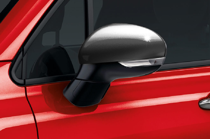 エクステリアでは、ダークグレーのアクセントカラーが随所に用いられている。